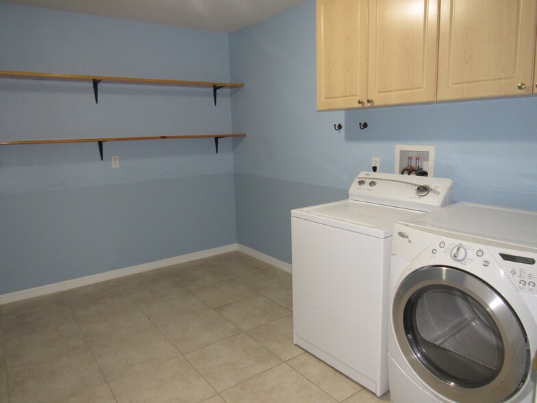 Laundry - 828 S Duss St