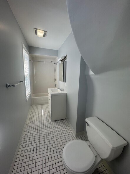 Building Photo - 516R Somerville Ave