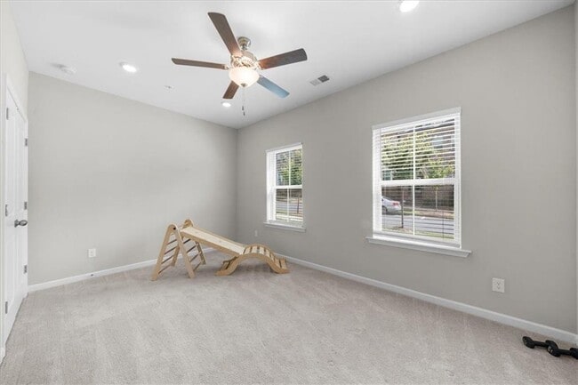 Building Photo - 324 Commons Ave