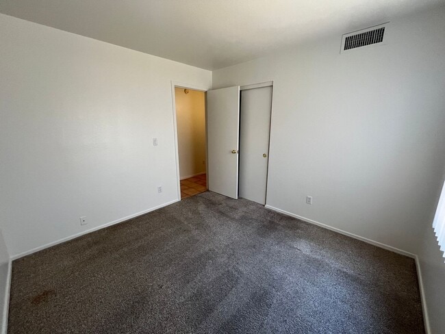 Building Photo - 4 Weeks of Free Rent! - Three bedroom Sing...