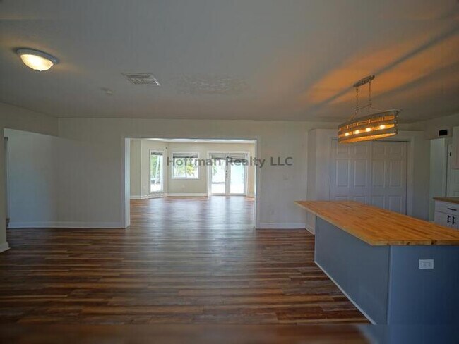 Building Photo - 3-Bedroom Pool Home in St. Pete