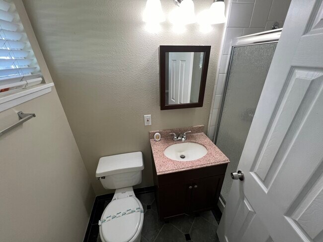 Building Photo - 526 W Hoffer St