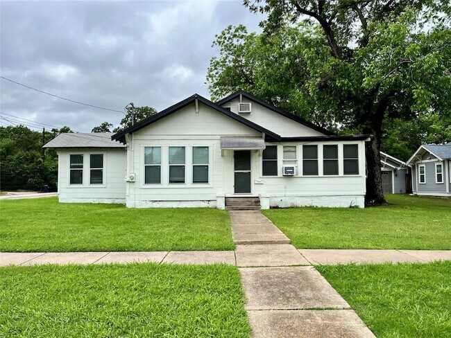 Primary Photo - 1002 Gregg St