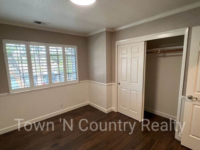 Building Photo - 1051 Riker St