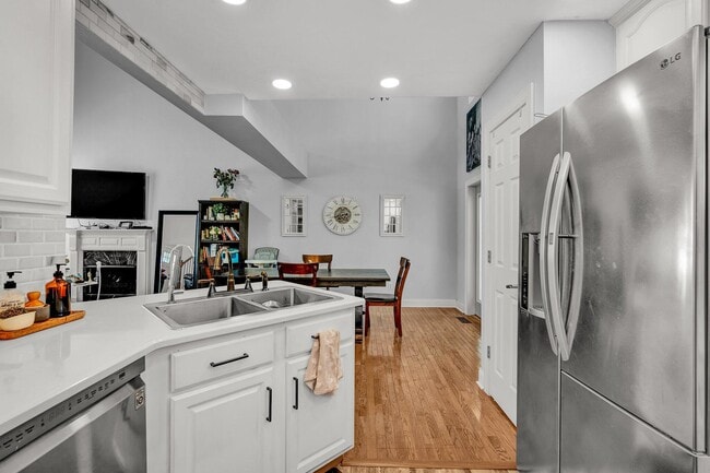 Building Photo - 3120 Pin Oaks Cir NE