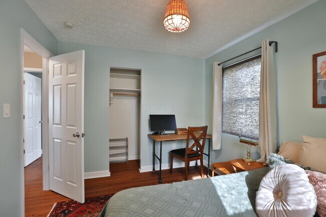 Building Photo - 925 Blenheim Rd