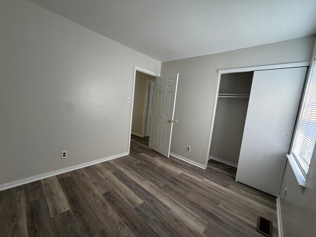 Building Photo - 135 Chaucer Rd