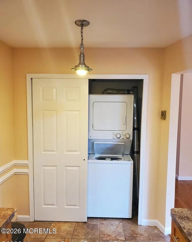 Building Photo - 82 Amberly Dr