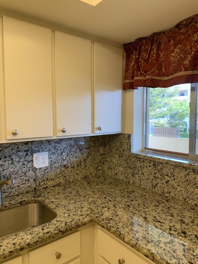Building Photo - 3212 Strawflower Way
