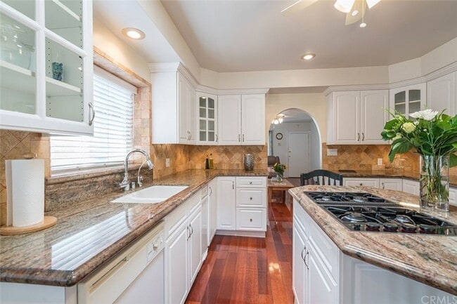 Building Photo - Bright  3bed/2bath single family home with...