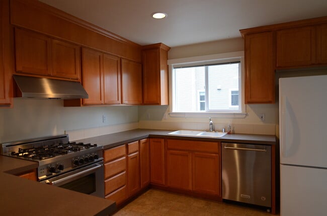 Building Photo - Lovely Lake City 3 Bed Townhome