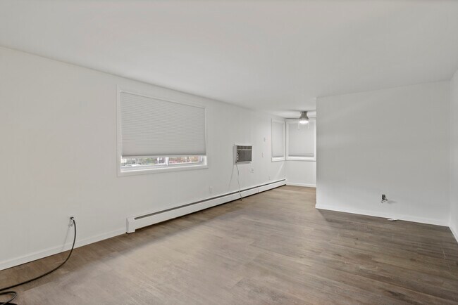 Building Photo - Creekside Apartments