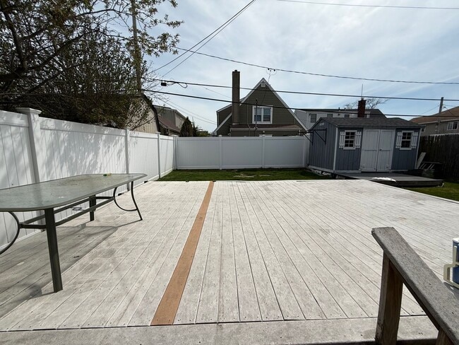 Building Photo - Spectacular 3 Bed/3 Bath Home in Long Beach!