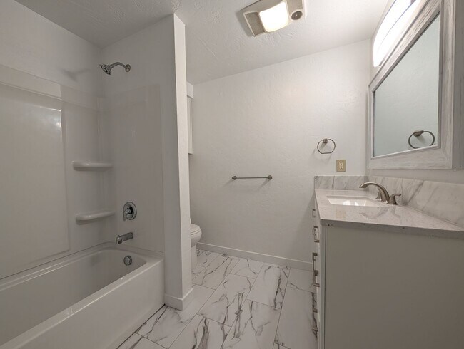 Building Photo - Great 3-Bedroom, 1-Bath Home - Centennial ...