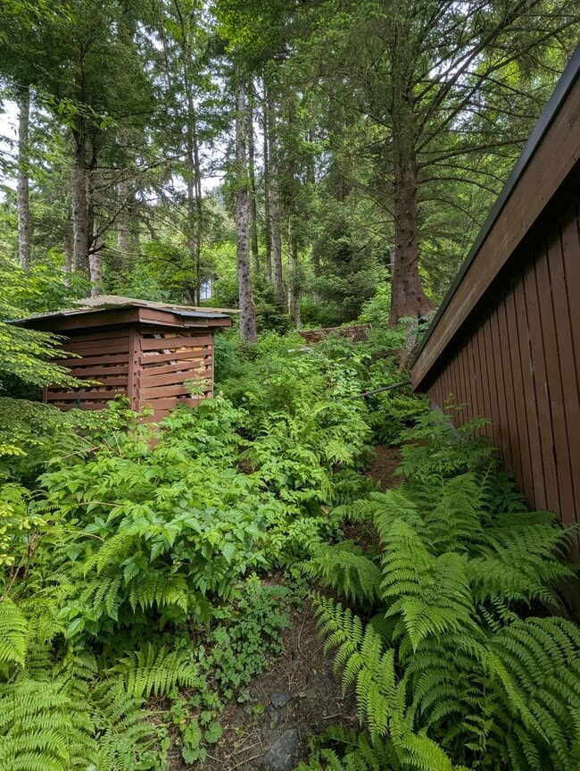 Building Photo - 2 bed/2.5 bath single family home w/ bonus...