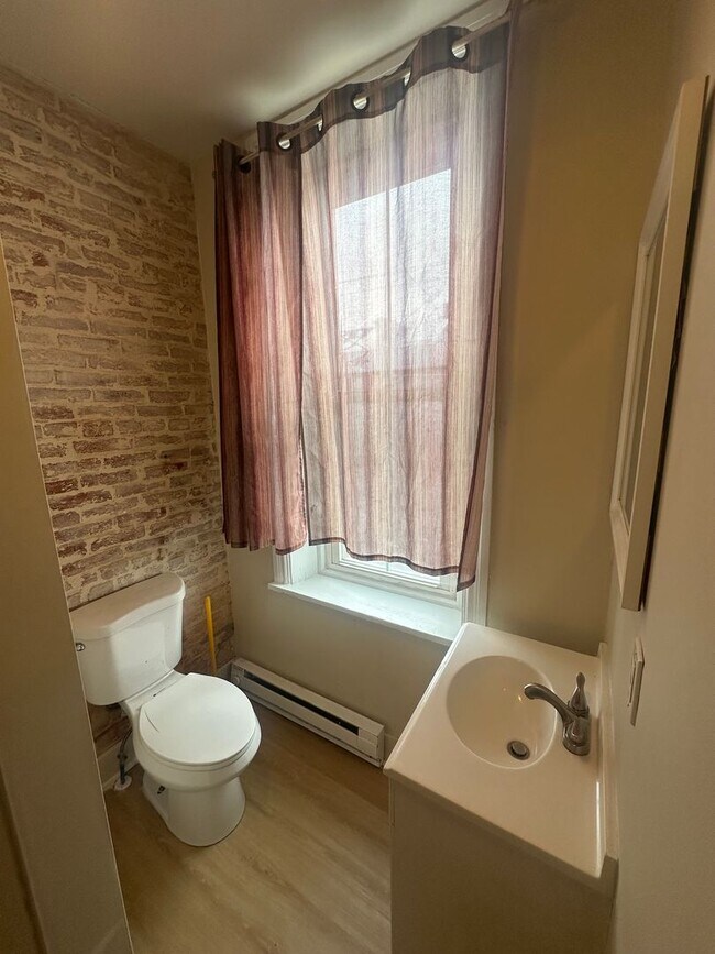 Building Photo - 409 Walnut St