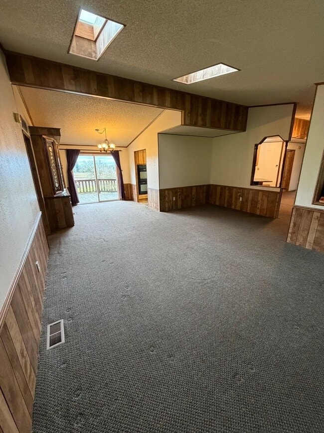 Building Photo - 3 Bedroom with a View!