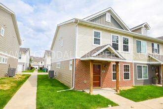 Building Photo - Check out this Beautiful 2 Bedroom, 2.5 Bath end unit Townhome in West Des Moines
