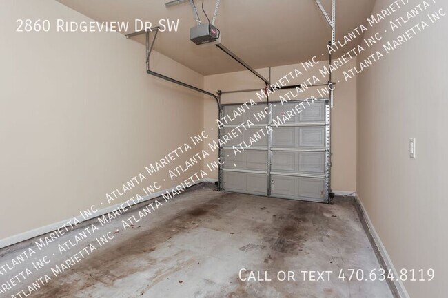 Building Photo - 2860 Ridgeview Dr