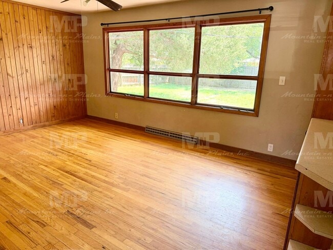 Building Photo - 1321 Lakewood Dr
