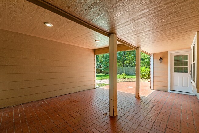 Building Photo - 1103 Manatee Ln