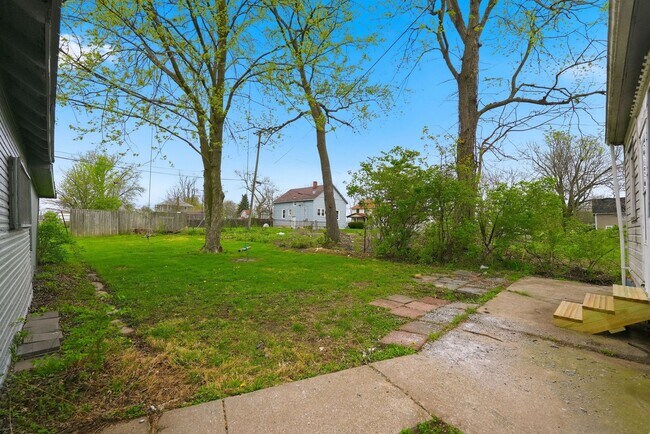 Building Photo - Charming 3BR with Garage & Updates