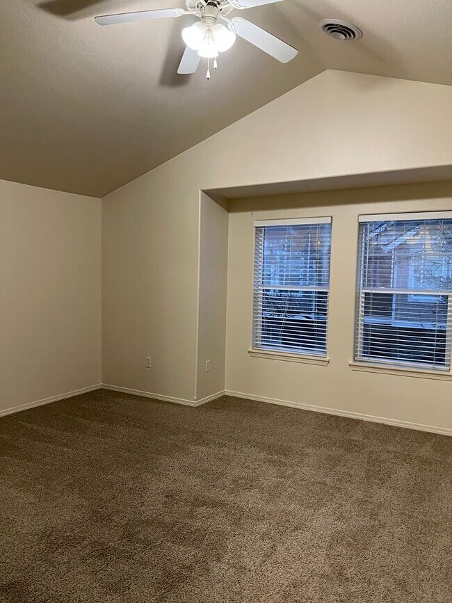 Building Photo - Great Location! 2 Bed 2 Bath Townhouse Style Condo! Open Concept! Laminate Floors Throughout Main!