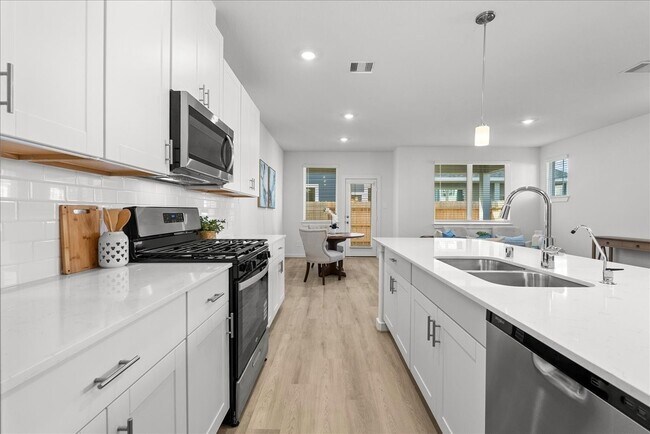 Building Photo - 535 Avisa Dr