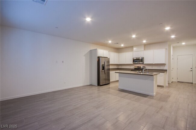 Building Photo - 139 Aqua Cmns