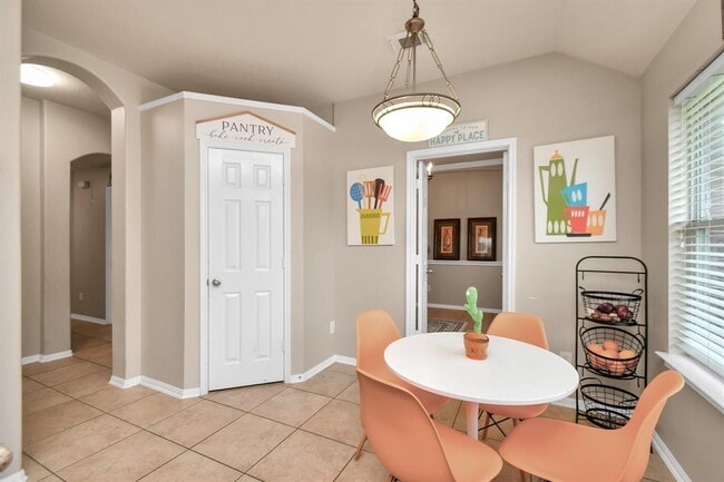 Building Photo - 2103 Breezeway Ln