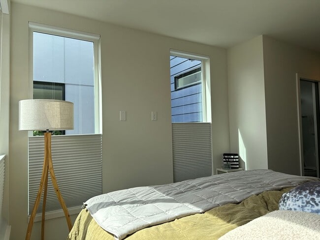 Building Photo - Centrally Located Capitol Hill 2-Bedroom with Rooftop Deck and Parking - Pet-Friendly!