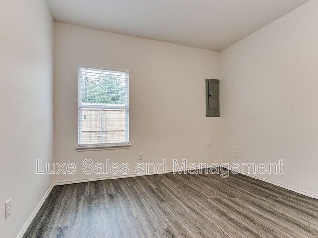 Building Photo - 8012 NW 110th Dr