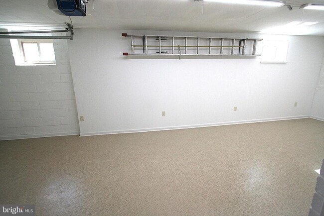 Building Photo - 10104 Towhee Ave