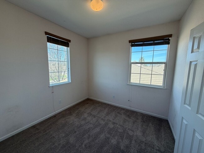 Building Photo - Spacious Home in Quiet Area