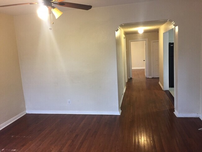 Building Photo - North Hyde Park Bungalow: Close to SOHO, Downtown & U.T.