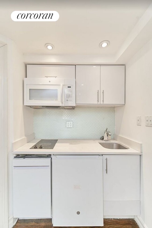 Building Photo - 226 W 13th St