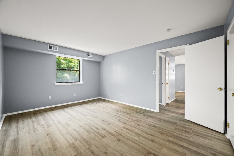 Building Photo - 1419 Valley Dr