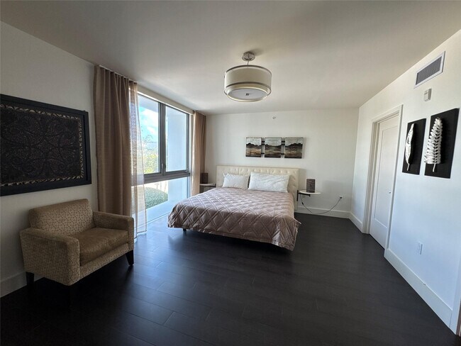 Building Photo - 9400 W Bay Harbor Dr