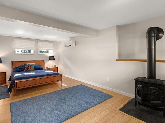 Building Photo - Modern Comfort on East Terrace — Perfect for Families or Professionals