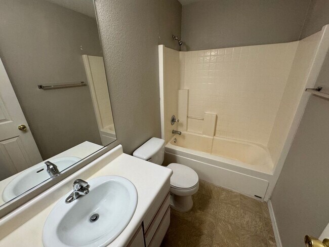 Building Photo - MOVE IN SPECIAL: $1,000 OFF FIRST MONTHS R...