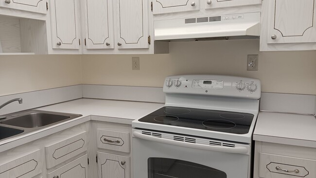 Building Photo - Location is great with this spacious 2-bed...
