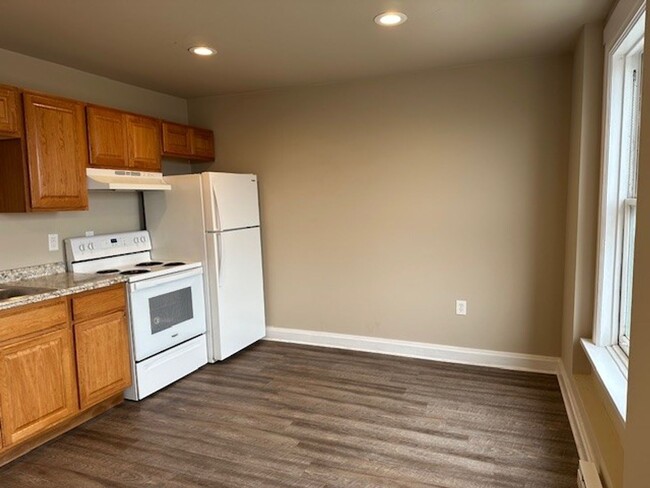 Building Photo - 3rd Floor 1 Bedroom 1 Bath Apt For Rent In...