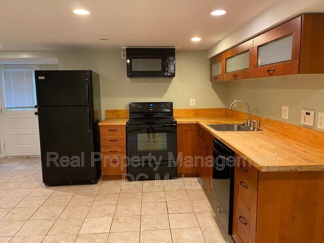 Building Photo - 813 10th St NE