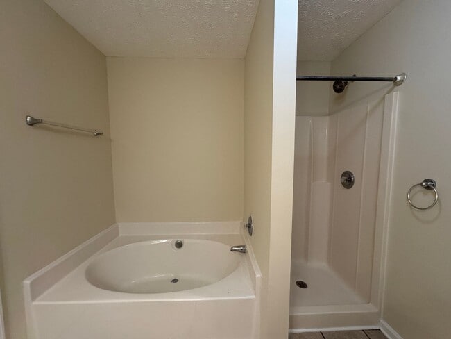 Building Photo - Lovely 2 Bedroom King's Grant Condo