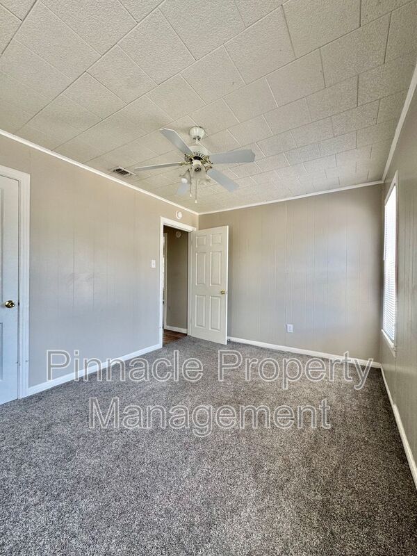 Building Photo - 2013 Koberlin St