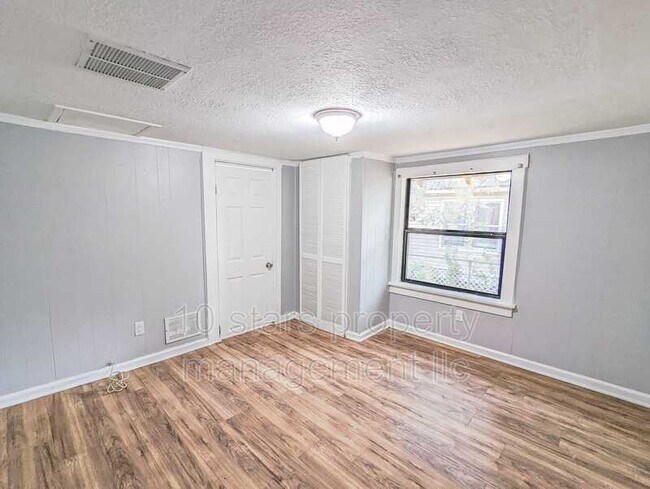 Building Photo - 2705 4th St S