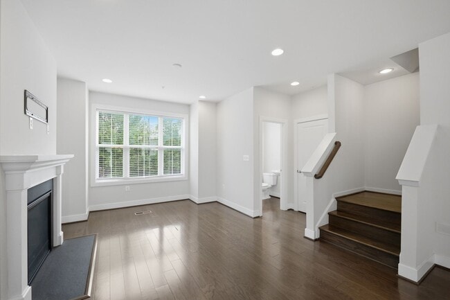 Building Photo - 2413 Glenallan Ave