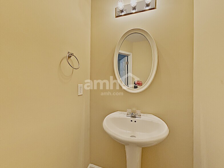 Building Photo - 118 Hidden Creek Dr