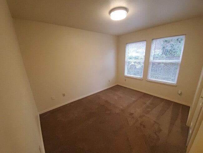 Building Photo - 830 Crescent Way