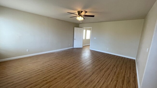Building Photo - 2 STORY, 2,729 SQ FT HOME, 4 BEDROOMS, 3 BATHROOMS, A LOFT AND A 2 CAR GARAGE IN HENDERSON
